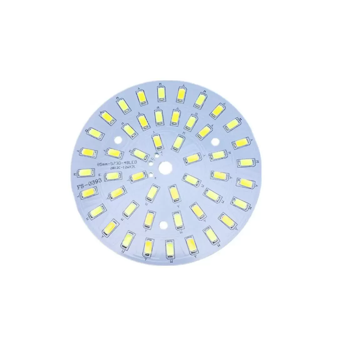 Placa blanca de luminaria LED: aquí la máscara se elige por reflectancia, no por estética