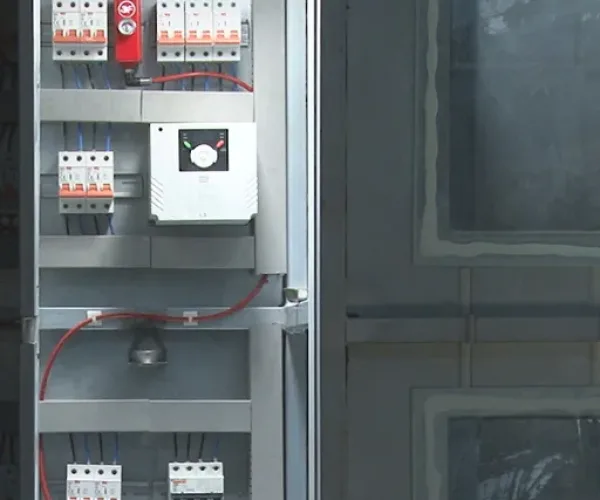 Detalle del sistema de extinción automática en un armario eléctrico industrial