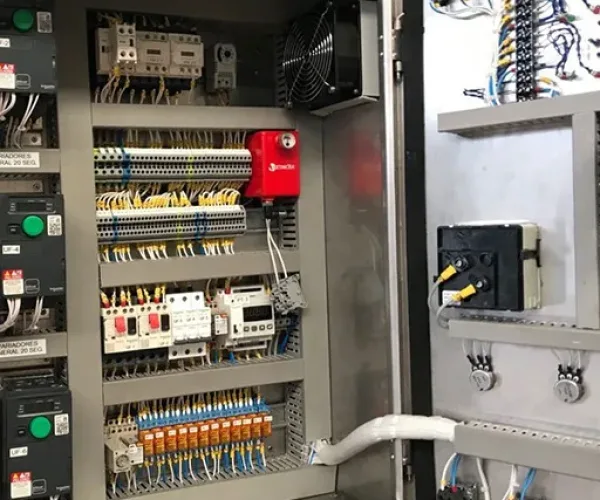 Sistema Origin-Fire instalado en carril DIN dentro de un cuadro eléctrico
