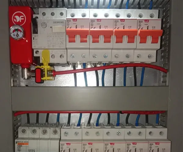 Cuadro eléctrico protegido con el sistema de extinción Origin-Fire