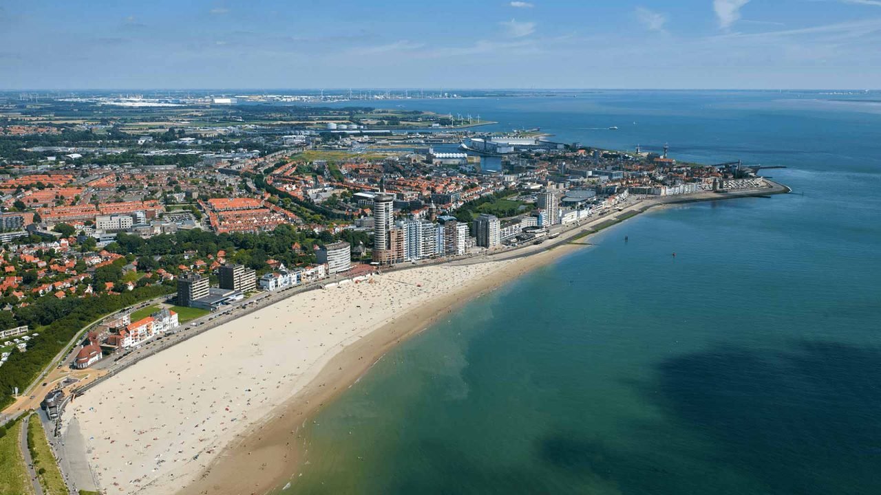 Vista aérea de Vlissingen, con el puerto, la ciudad y la desembocadura del Escalda Occidental