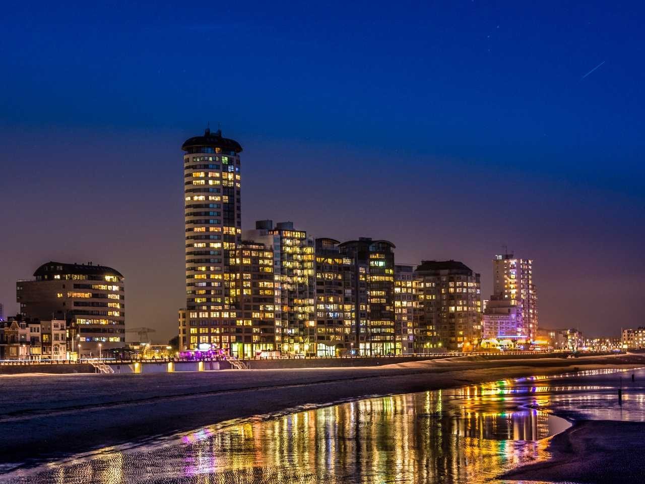 El bulevar marítimo de Vlissingen iluminado de noche, visto desde la playa