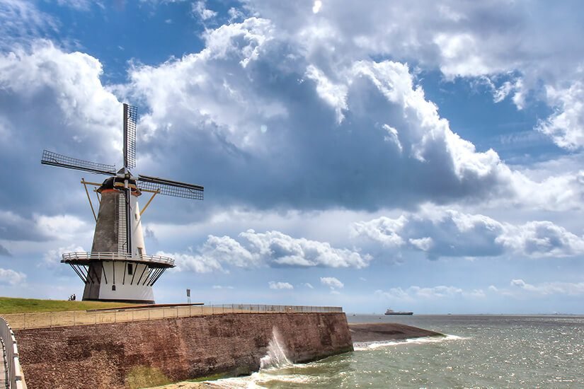 El molino Oranjemolen sobre el dique marítimo de Vlissingen